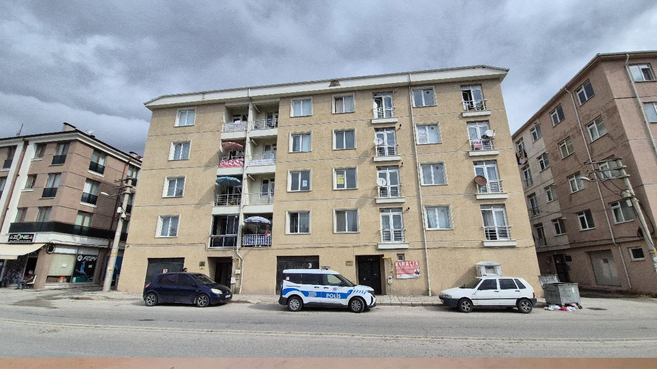 58 yasindaki adamin cesedi evde annesi tarafindan bulundu LKRPy149